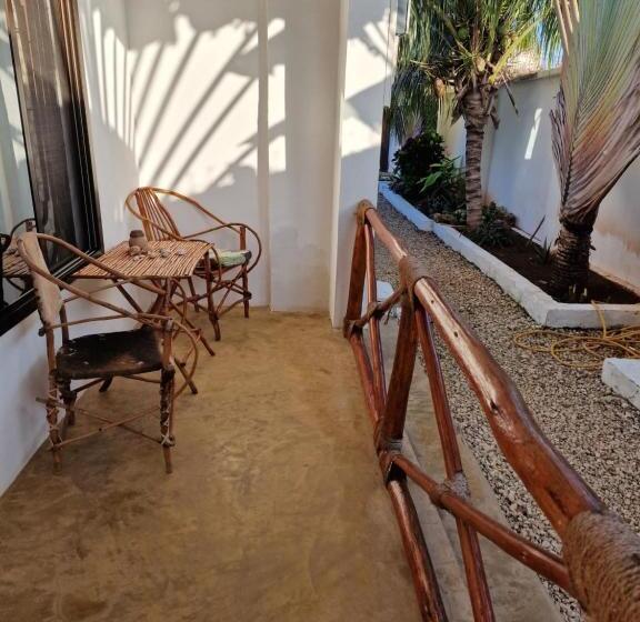 اتاق لوکس سه تخته, Villa Kumi