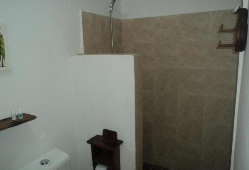 اتاق لوکس با چشم‌انداز استخر, Villa Kumi