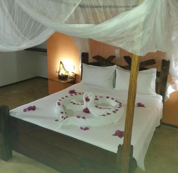 اتاق لوکس سه تخته, Villa Kumi