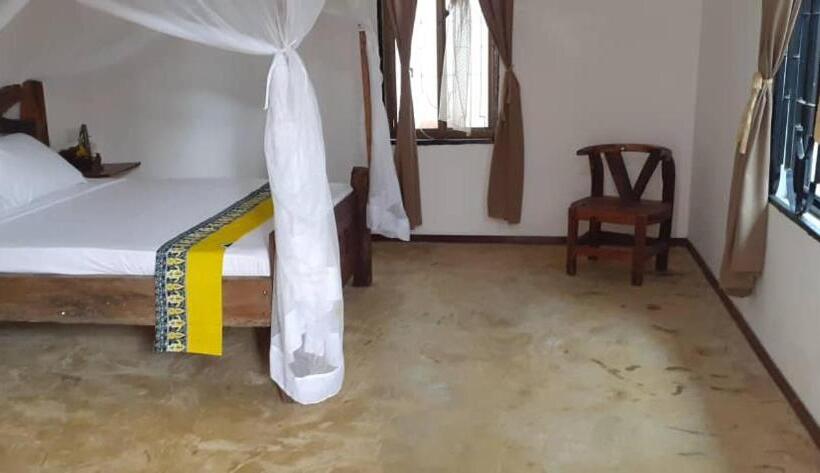 اتاق لوکس سه تخته, Villa Kumi