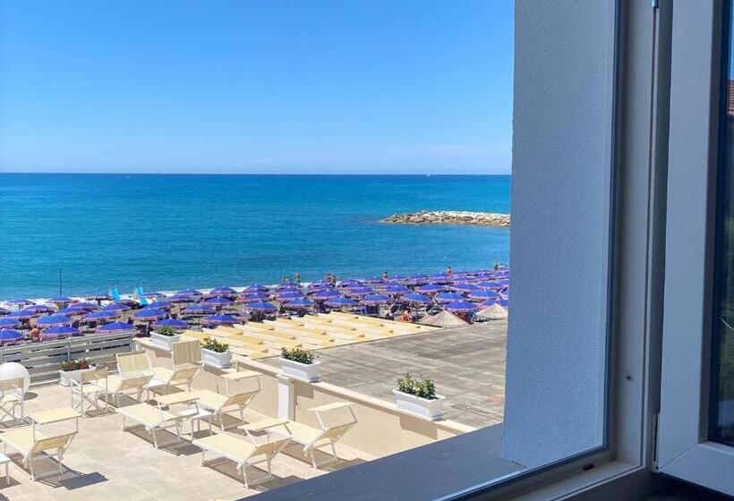 带大床的标准间, Cecina Beach