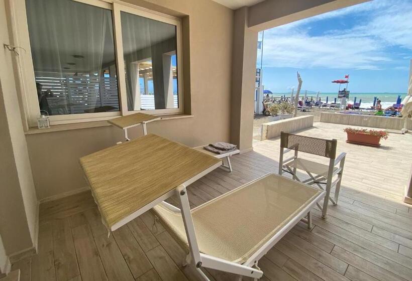标准间内部标间, Cecina Beach