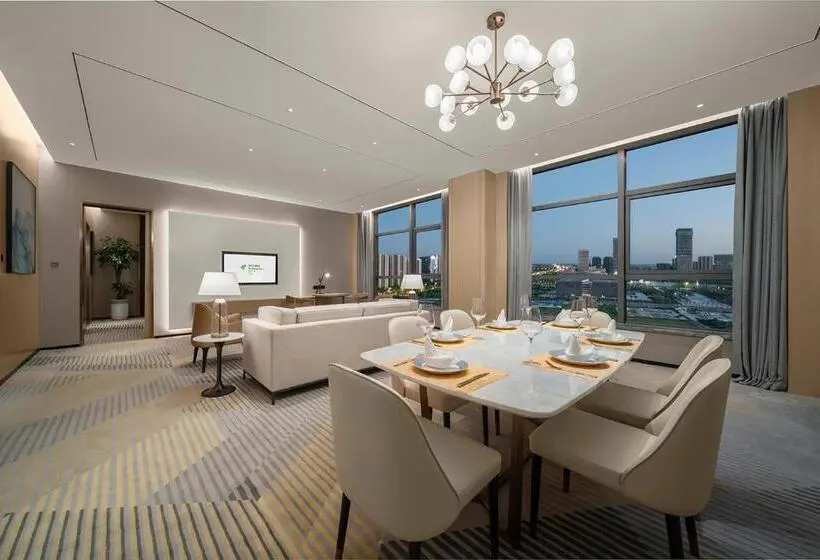 キングサイズベッドのスタンダードルーム, Holiday Inn Fuyang, An Ihg