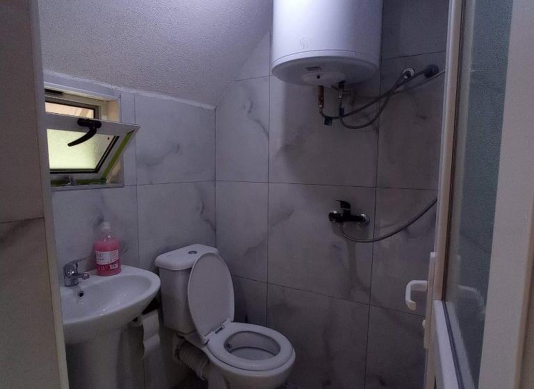 베이직 3인 룸, Bujtina Albjoni