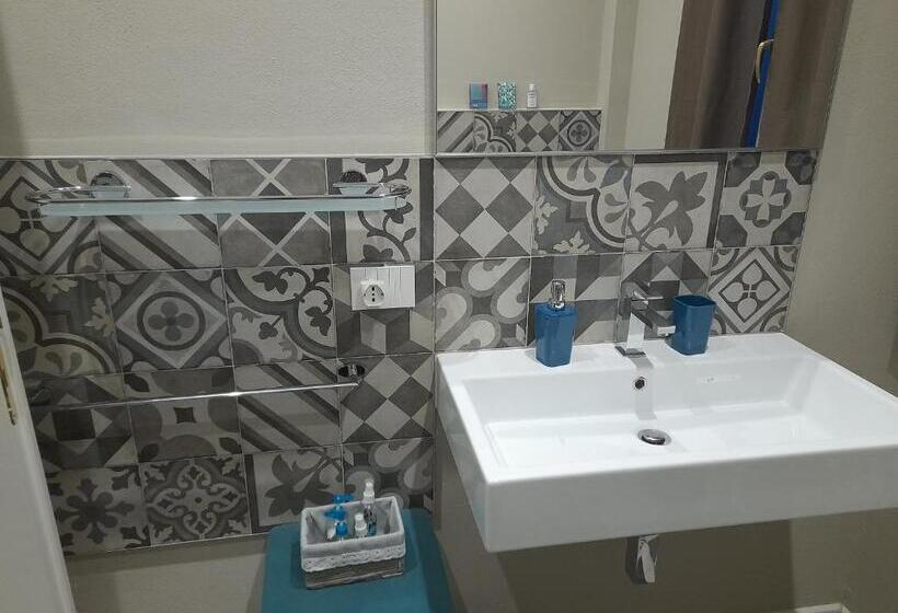 اتاق استاندارد سه تخته با سرویس بهداشتی مشترک, Meuble' 21 Di Anna