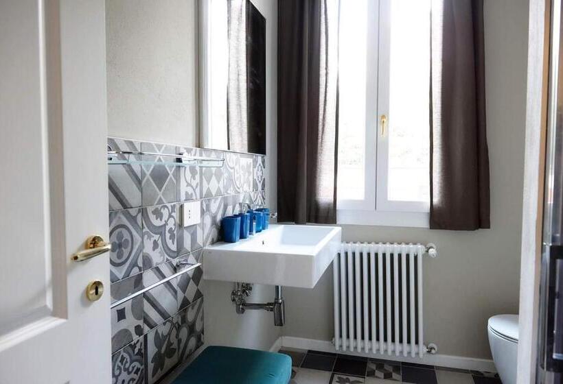 اتاق استاندارد سه تخته با سرویس بهداشتی مشترک, Meuble' 21 Di Anna