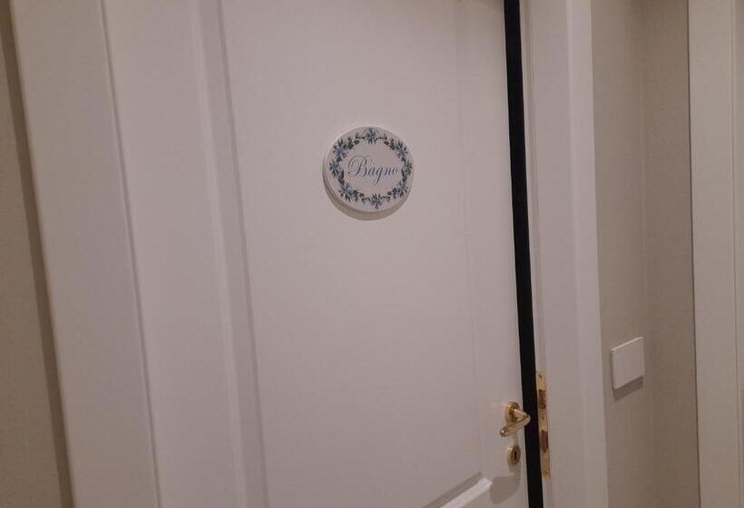 اتاق استاندارد با سرویس بهداشتی مشترک, Meuble' 21 Di Anna