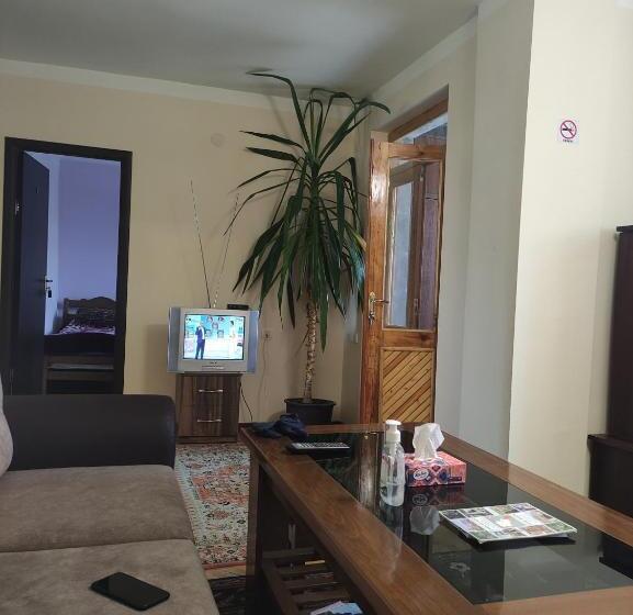 バス共有のスタンダードルーム, Mitane