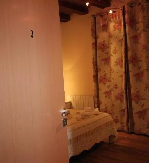اتاق استاندارد با سرویس بهداشتی مشترک, Hostal Orleans
