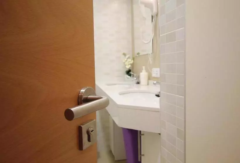 اتاق استاندارد یک تخته با سرویس بهداشتی مشترک, Hostal Orleans