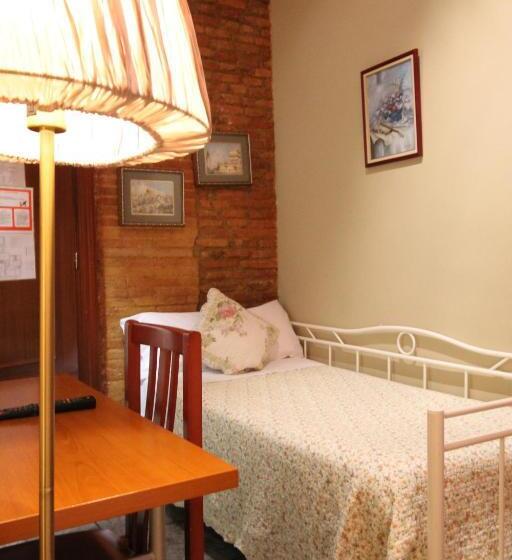 اتاق پنج‌تخته استاندارد, Hostal Orleans