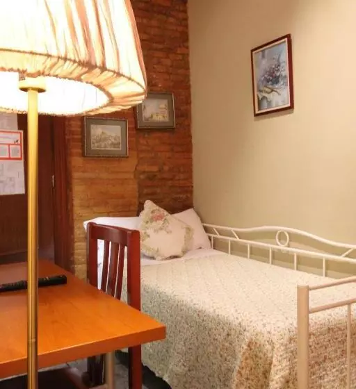 اتاق پنج‌تخته استاندارد, Hostal Orleans
