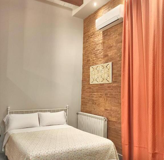 Пятиместный Стандартный Номер, Hostal Orleans