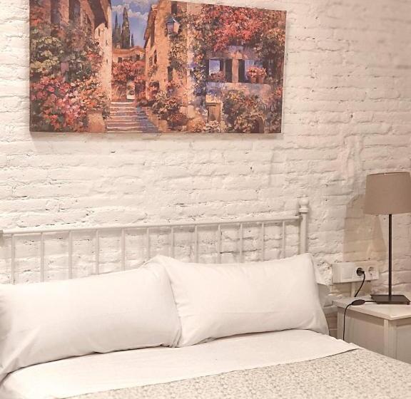 اتاق پنج‌تخته استاندارد, Hostal Orleans