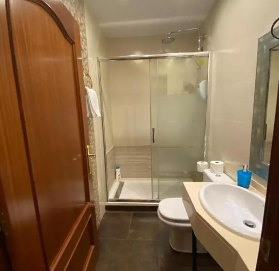 اتاق استاندارد سه نفره, Hostal Orleans