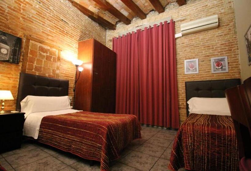 Номер Стандарт Трехместный, Hostal Orleans