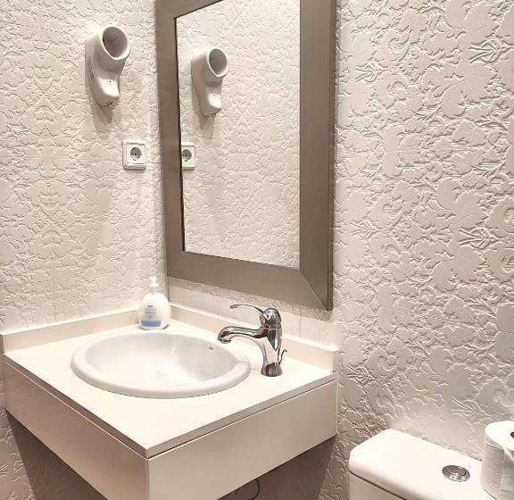 اتاق استاندارد سه نفره, Hostal Orleans