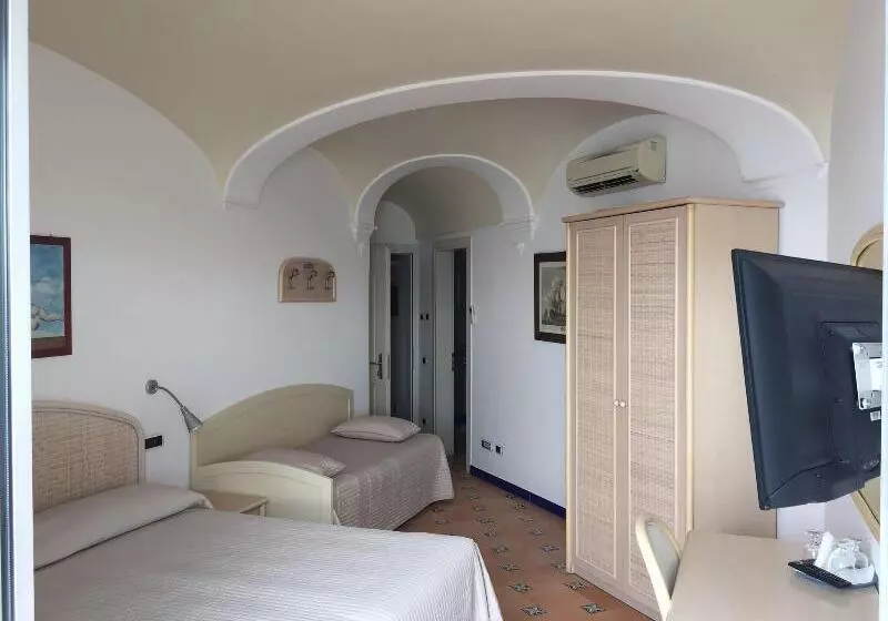 اتاق استاندارد سه نفره, Bellevue Suite
