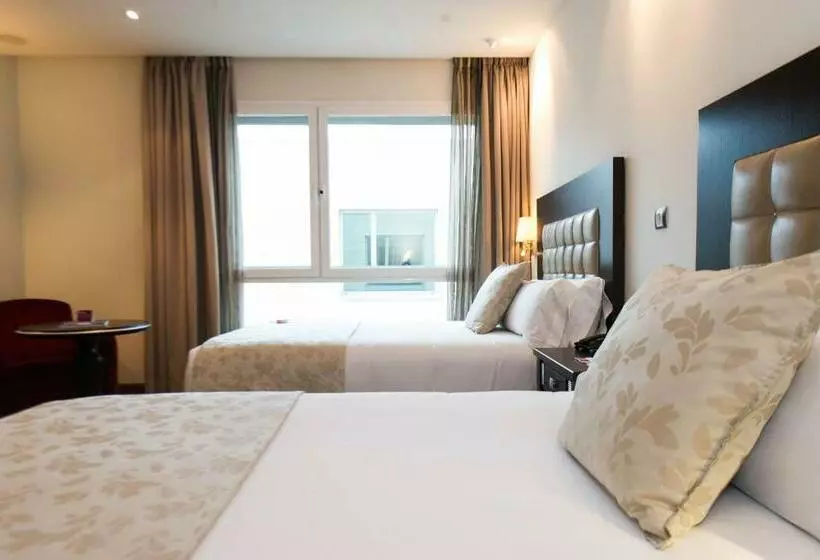 اتاق استاندارد با تخت بزرگ, Crowne Plaza Madrid Airport
