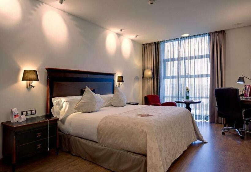اتاق استاندارد با تخت بزرگ برای معلولان, Crowne Plaza Madrid Airport