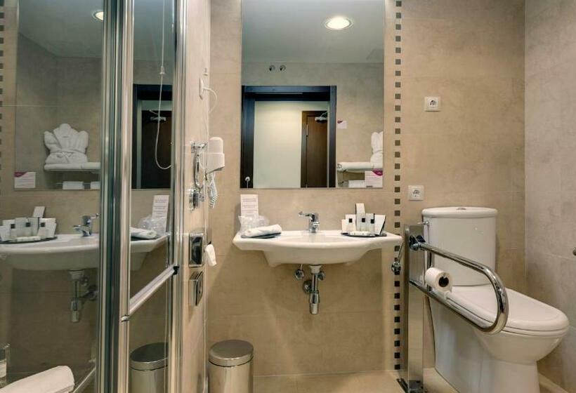 اتاق استاندارد با تخت بزرگ برای معلولان, Crowne Plaza Madrid Airport