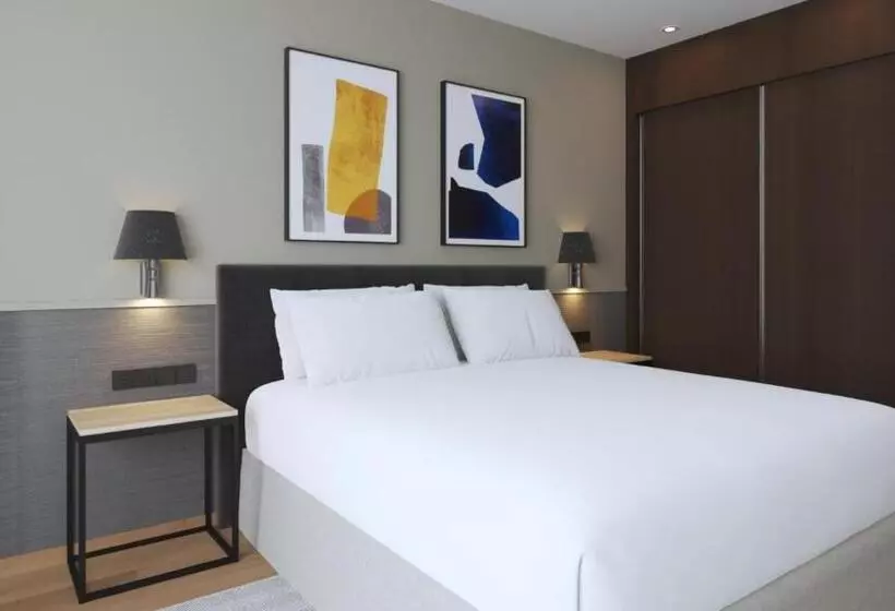 سوئیت جونیور با تخت بزرگ, Crowne Plaza Madrid Airport