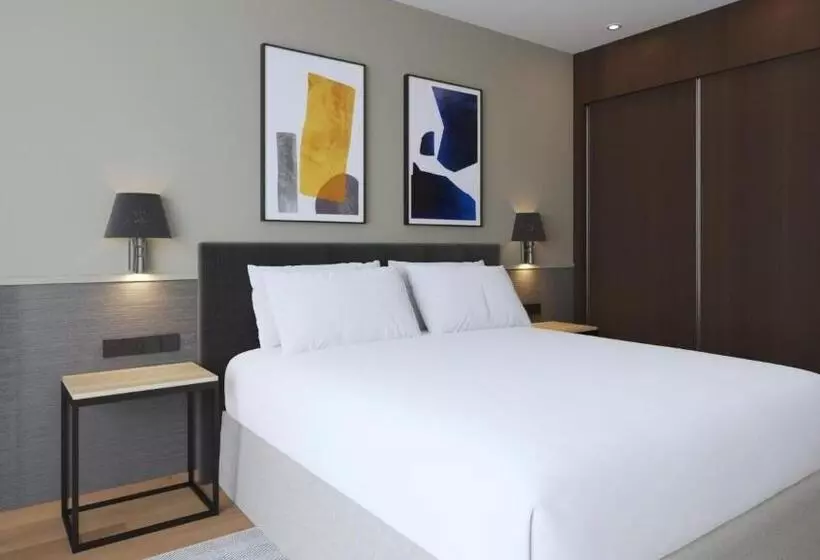 اتاق استاندارد با تخت بزرگ, Crowne Plaza Madrid Airport