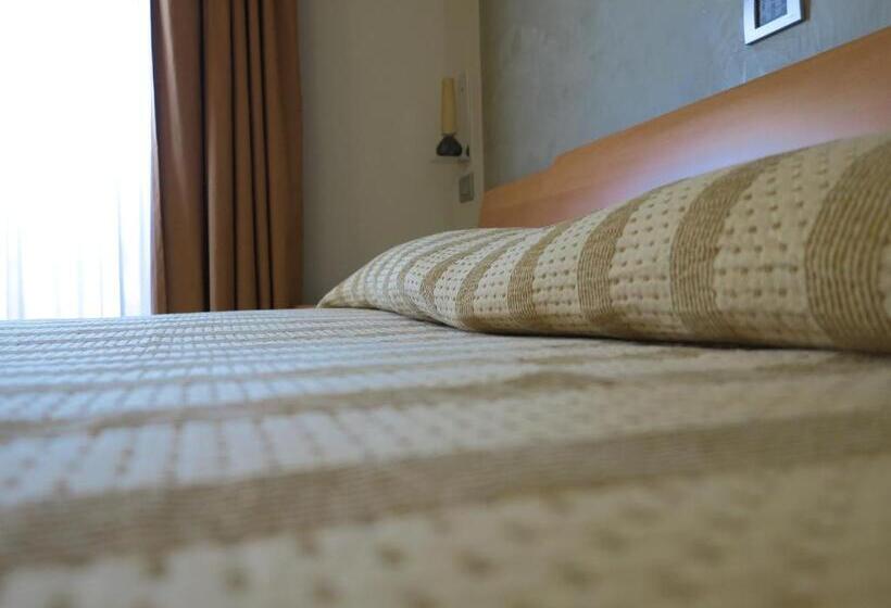 חדר סטנדרט, Della Torre 1850