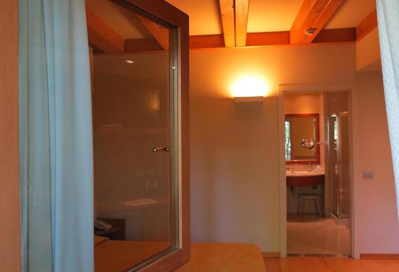 חדר סטנדרט, Della Torre 1850