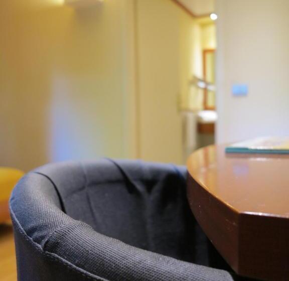 חדר סטנדרט, Della Torre 1850