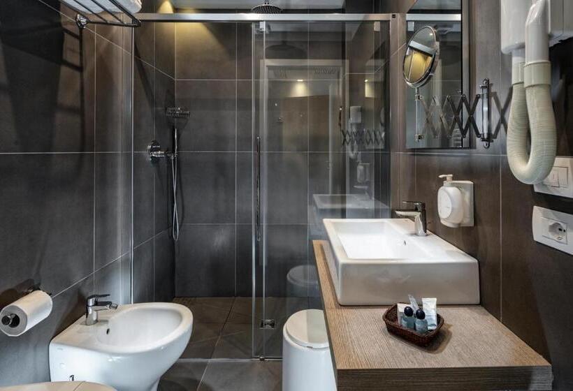 اتاق خانوادگی با چشم‌انداز دریا, Gemma