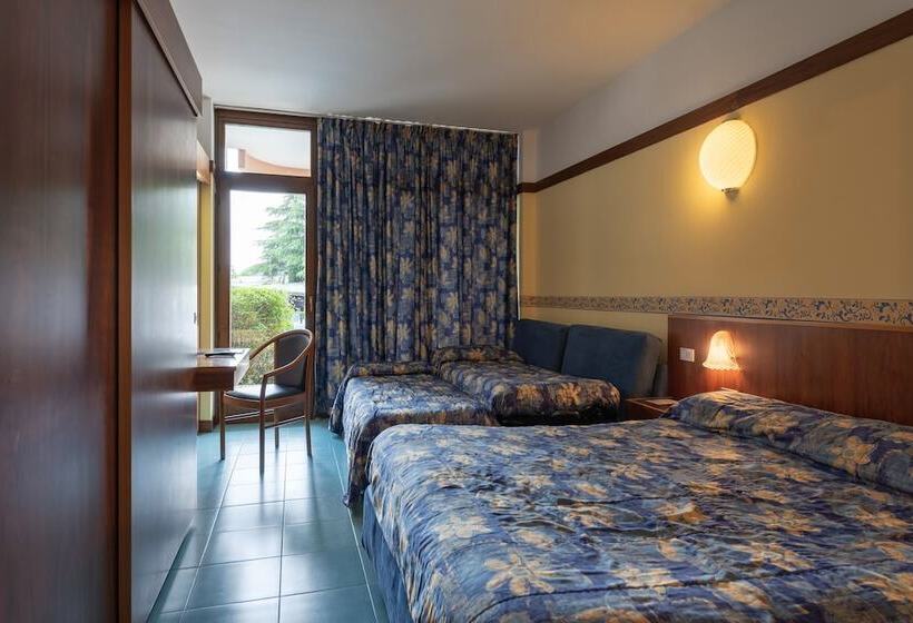 プールビューのスタンダードクアドラプルルーム, Royal