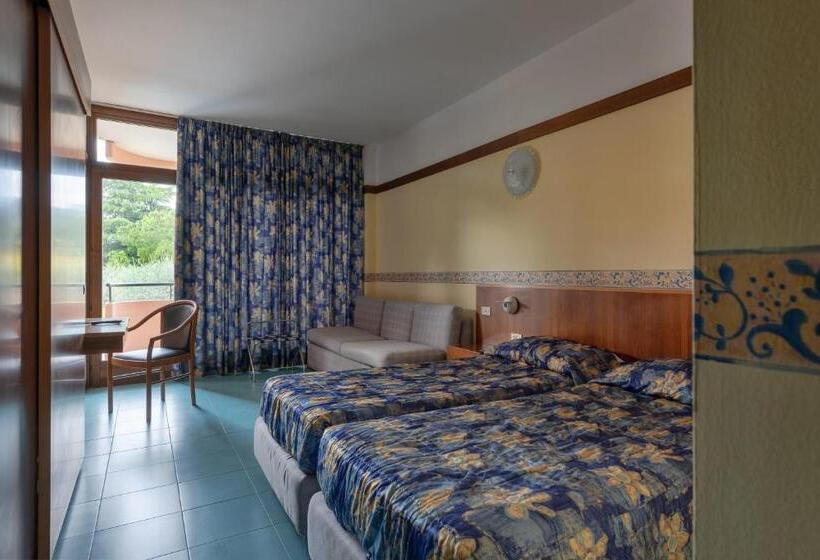 プールビュースタンダードルーム, Royal