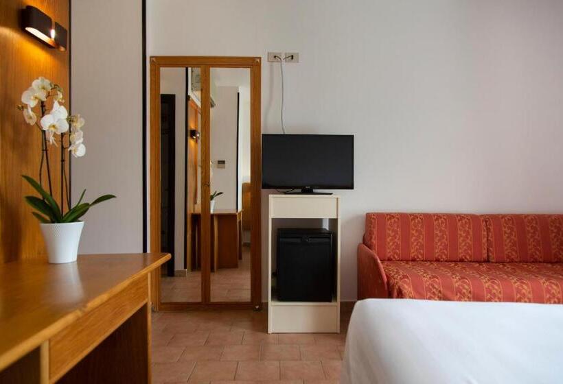 חדר סטנדרט לשלושה עם נוף לגינה, Villa Paradiso