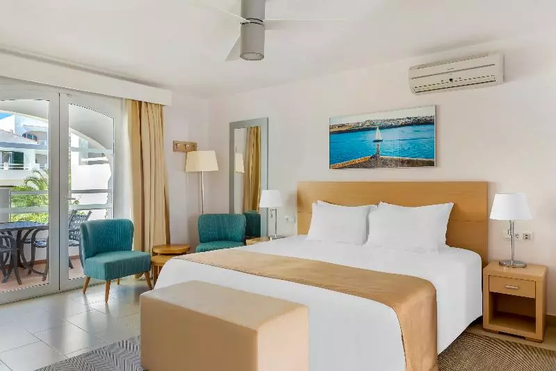 スタンダードスタジオ, White Sands Beach Club