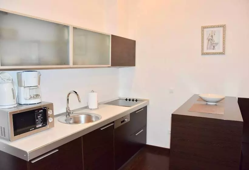 スタンダードスタジオ, Celenga Apartments With Free Offsite Parking