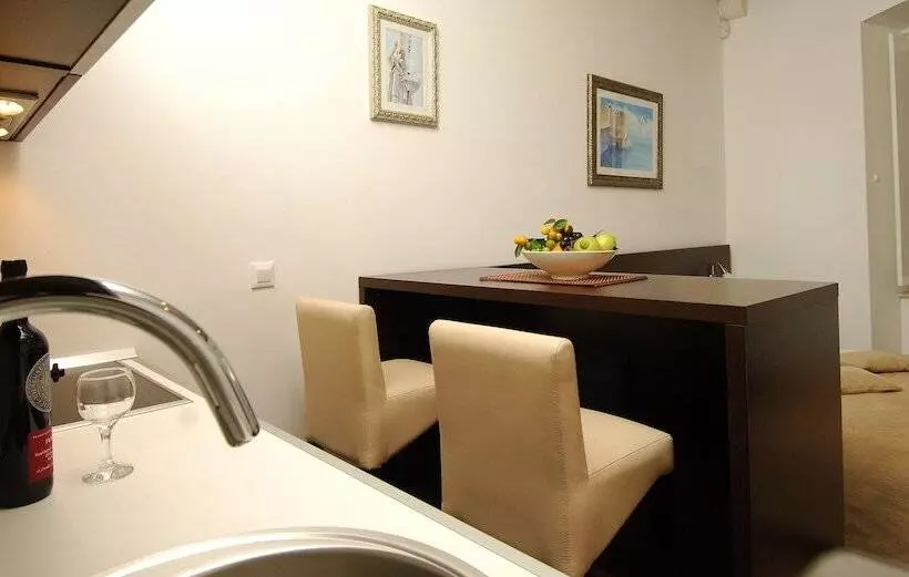 スタンダードスタジオ, Celenga Apartments With Free Offsite Parking