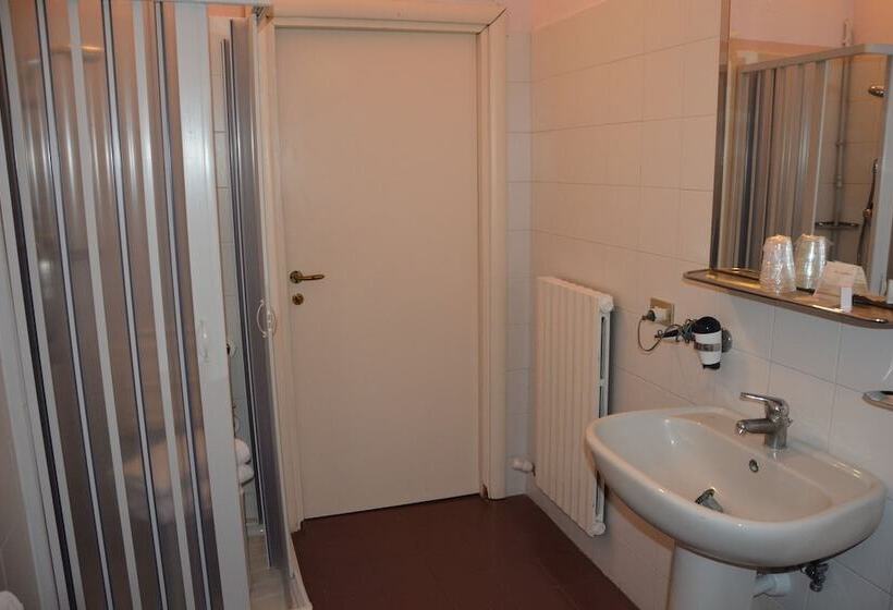 标准三人间, Alfieri