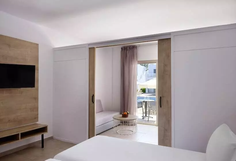 اتاق خانوادگی با چشم‌انداز استخر, Atlantica Panthea Resort