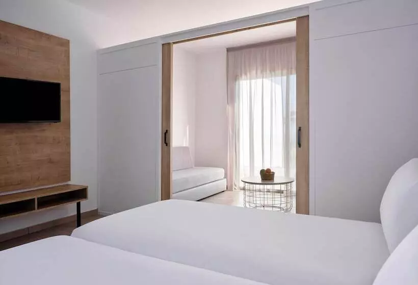 اتاق خانوادگی با چشم‌انداز استخر, Atlantica Panthea Resort