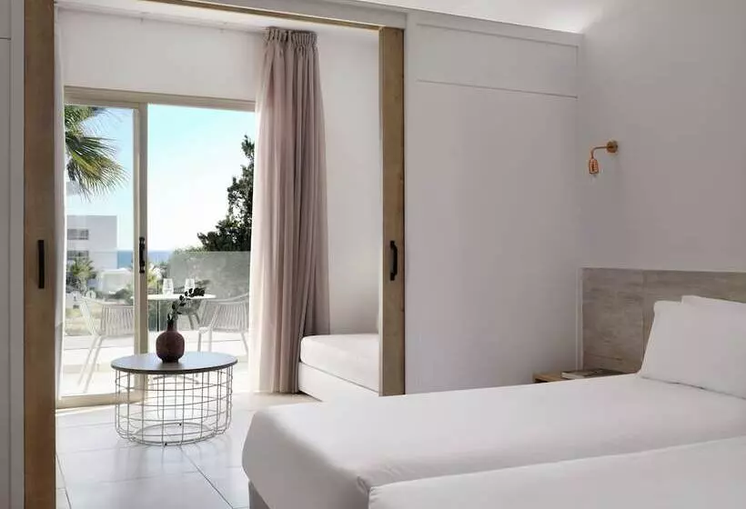 اتاق خانوادگی با چشم‌انداز جانبی دریا, Atlantica Panthea Resort