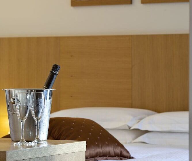 جناح جونيور, Civitel Olympic