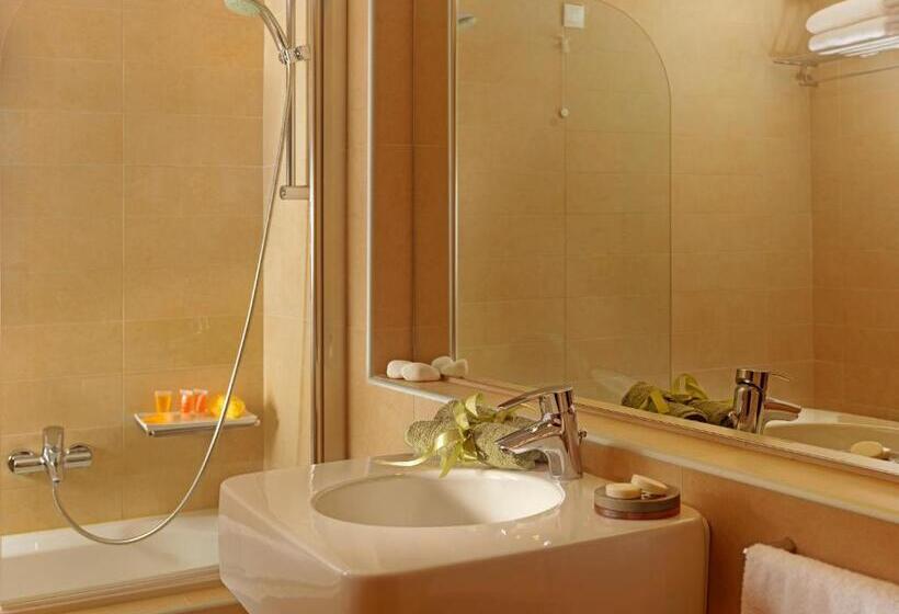 غرفة عائلية, Elefsina