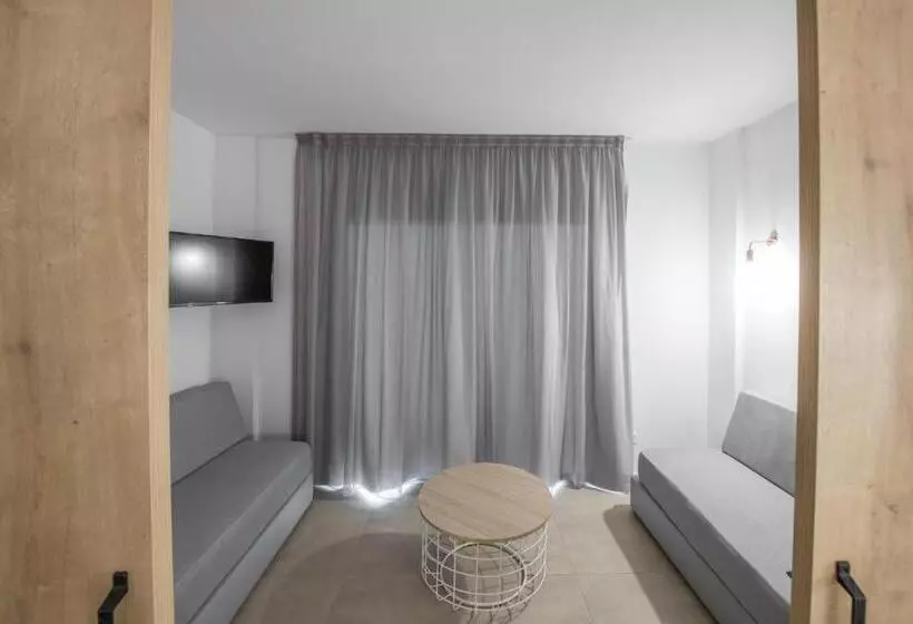 اتاق خانوادگی با چشم‌انداز جانبی دریا, Atlantica Panthea Resort