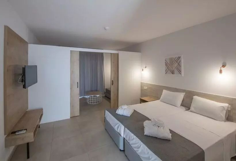 اتاق خانوادگی با چشم‌انداز استخر, Atlantica Panthea Resort