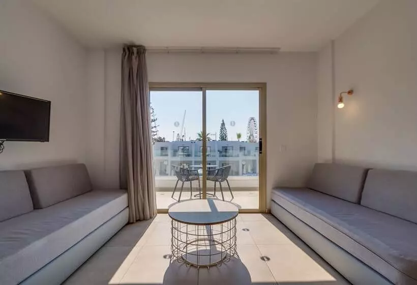 اتاق خانوادگی با چشم‌انداز جانبی دریا, Atlantica Panthea Resort