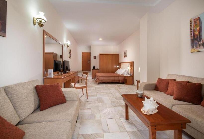 ジュニアスイート, Porfi Beach