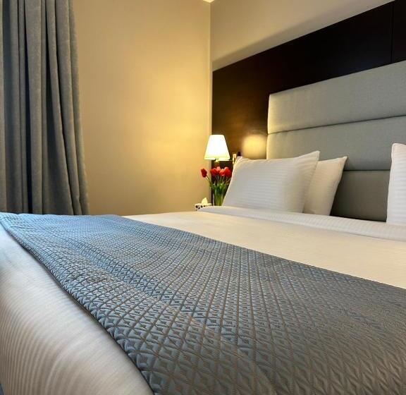 اتاق استاندارد با تخت بزرگ, Ramada By Wyndham Downtown Beirut
