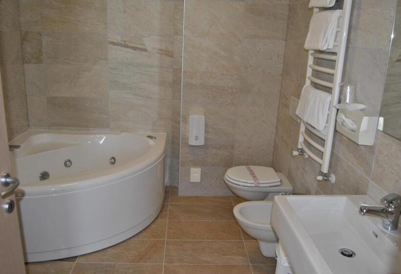 سوییت جونیور با چشم‌انداز دریا, Regent S