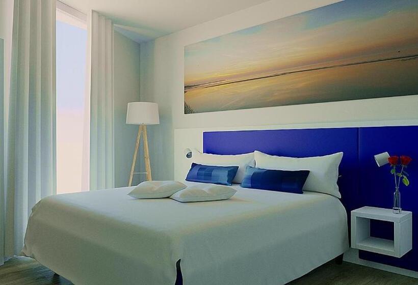 اتاق خانوادگی با چشم‌انداز جانبی دریا, Regent S